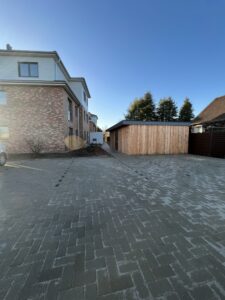 Hof mit Stellplätzen