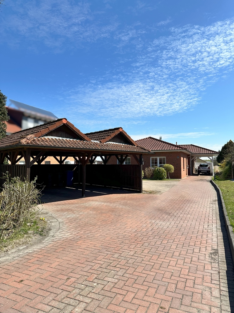 Einfahrt mit Carport