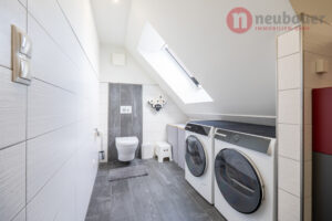 Bad OG (Teilansicht) - Bereich von Dusche/Waschbecken nicht abgebildet