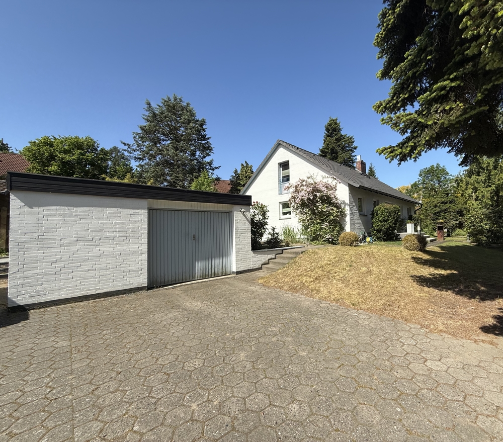 Außenansicht mit Garage