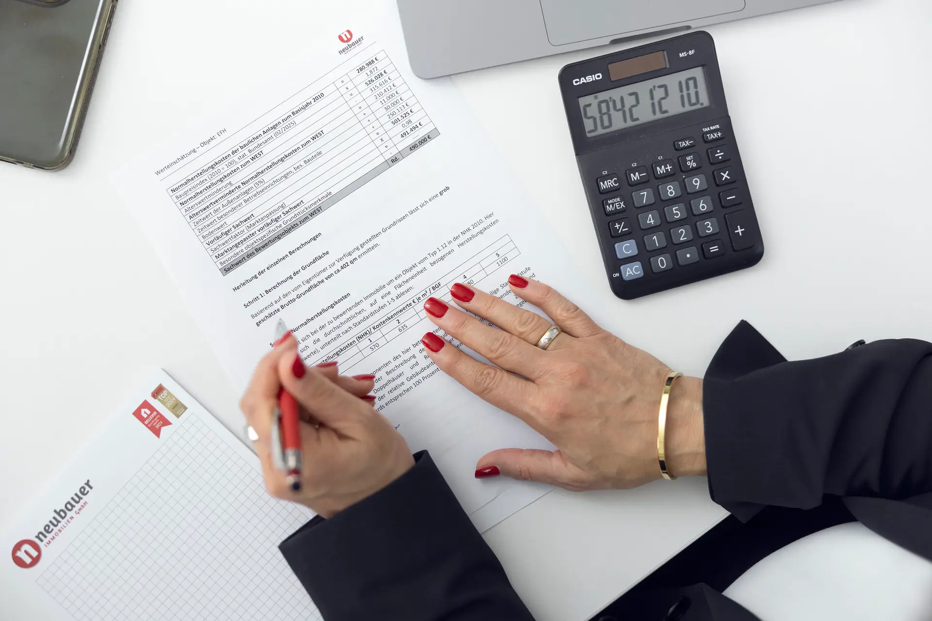 Werteinschätzung mit Taschenrechner bei Neubauer Immobilien