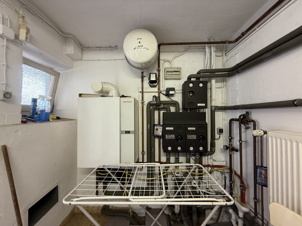 Gasbrennwerttherme mit Warmwasserspeicher. Die Heizkreisläufe für beide Häuser sind getrennt.