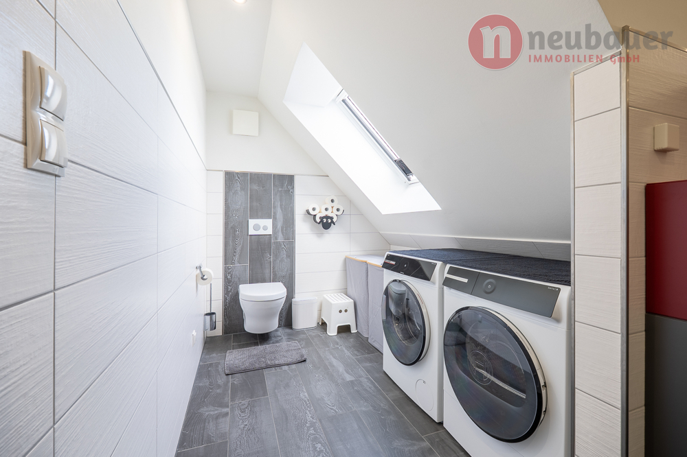 Bad OG (Teilansicht) - Bereich von Dusche/Waschbecken nicht abgebildet