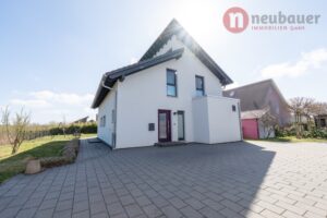 Frontansicht mit Auffahrt