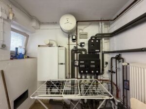 Gasbrennwerttherme mit Warmwasserspeicher. Die Heizkreisläufe für beide Häuser sind getrennt.