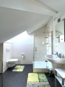 Zweites Badezimmer