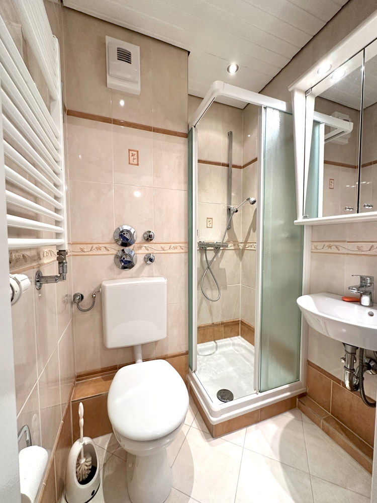 Gäste-WC mit Dusche