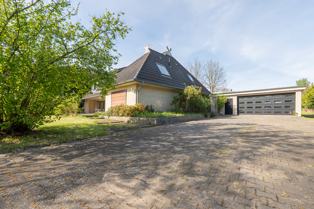 Außenansicht Hofeinfahrt mit Garage