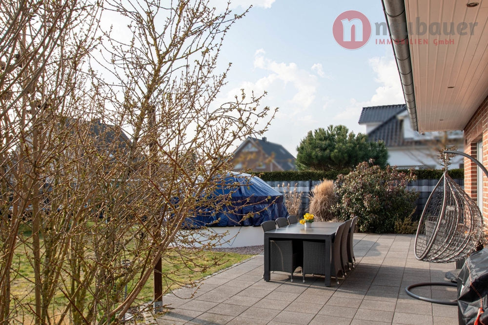 Terrasse - Pool ist nicht Bestandteil des Verkaufs.