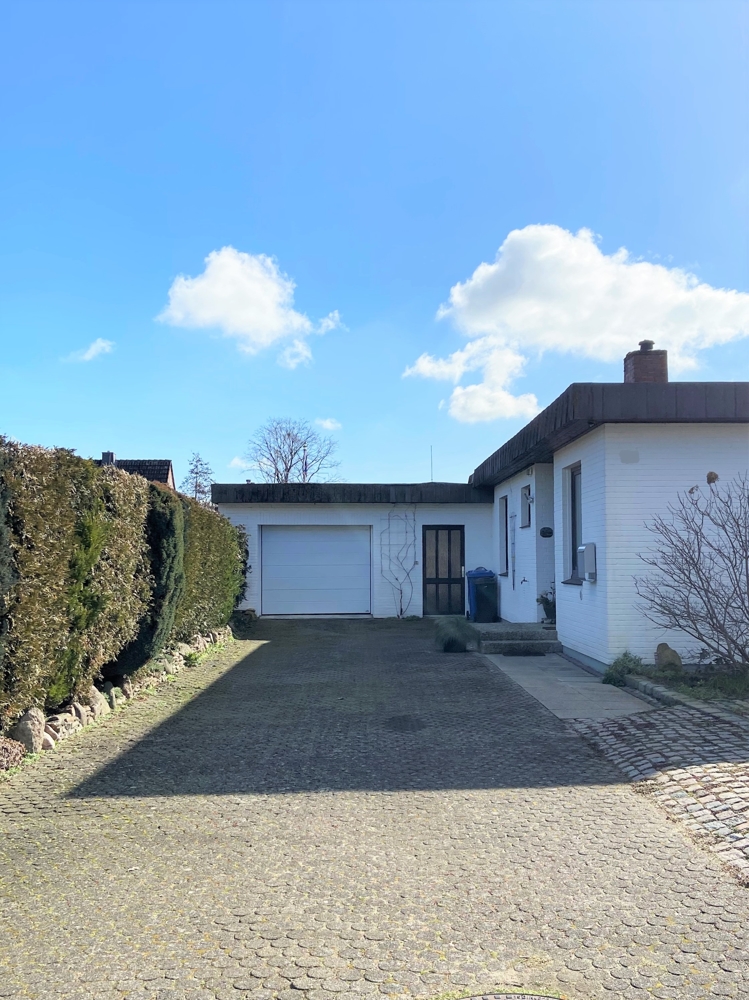 Auffahrt und Garage