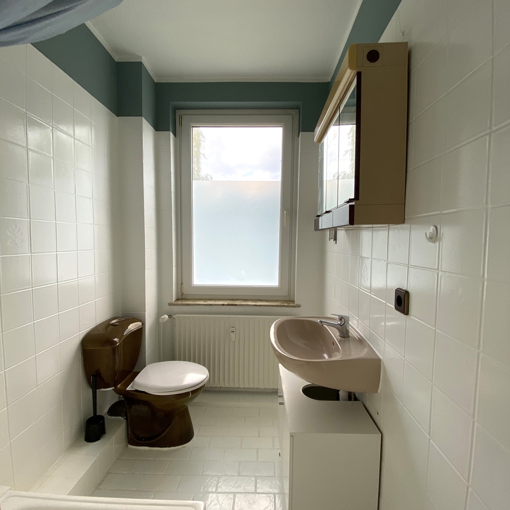 Badezimmer Wohnung DG links