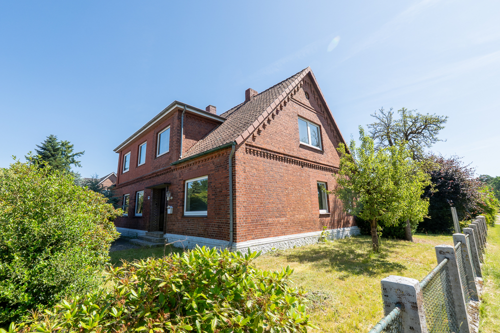 Vorderes, bebautes Grundstück