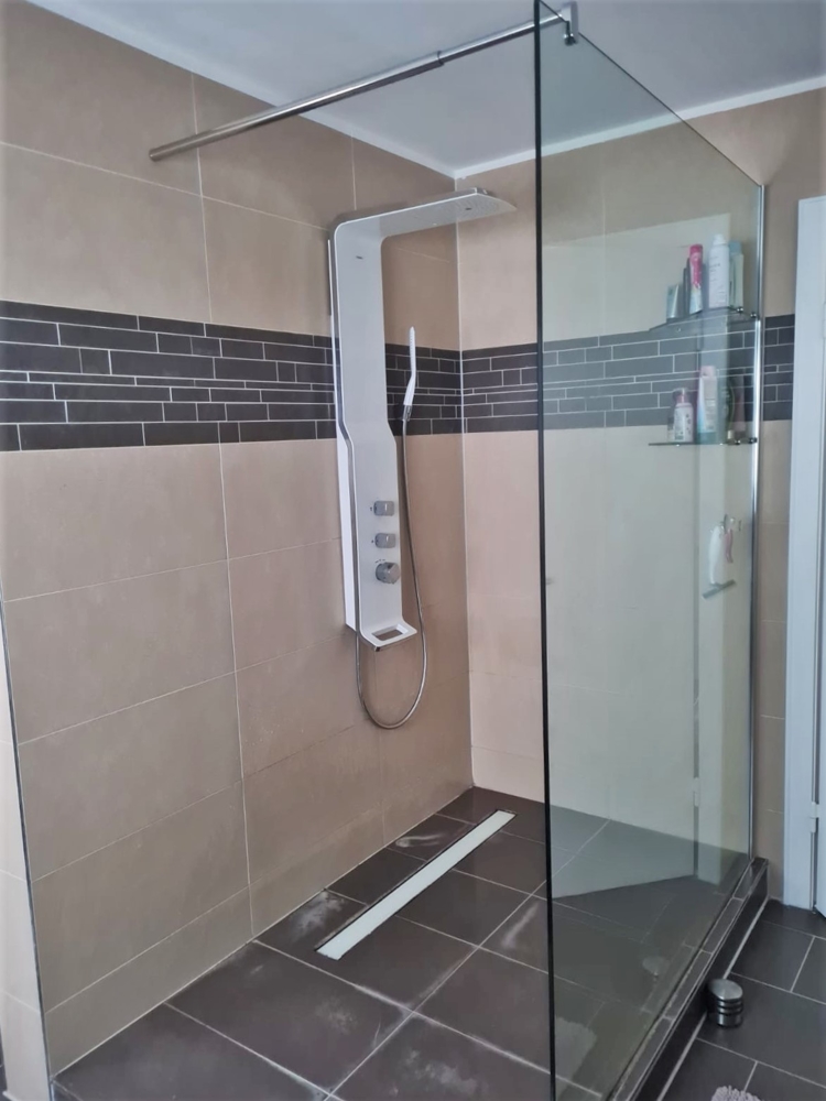 Bodentiefe Dusche im Master-Bad 1. OG