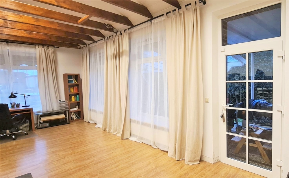 Anbau mit großer Fensterfront