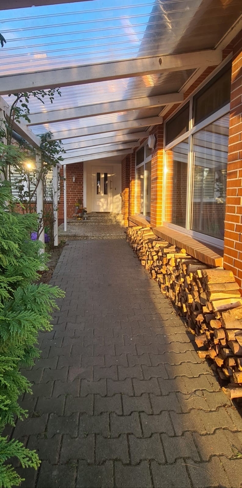 Überdachte Terrasse vor dem Anbau