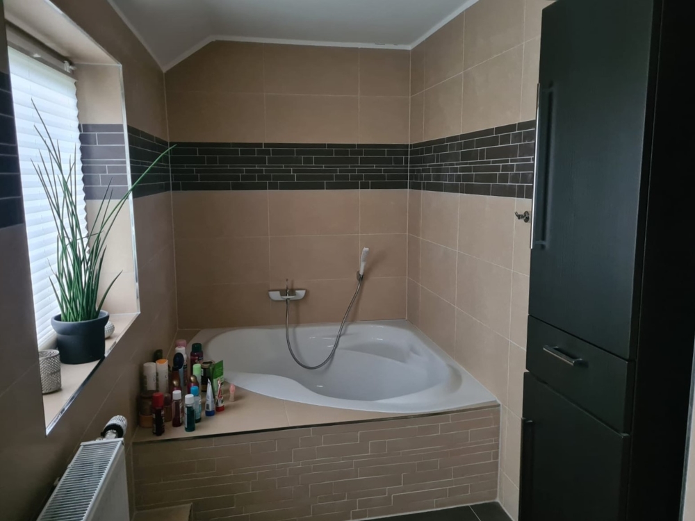 Eckbadewanne im Master-Bad