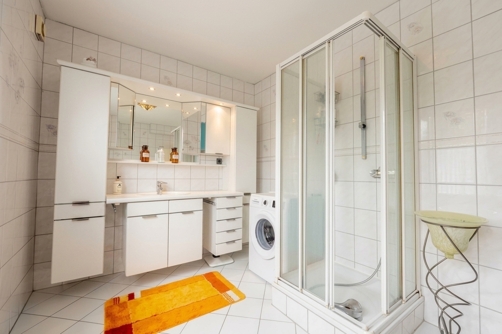Badezimmer Erdgeschoss - KI-generiert
