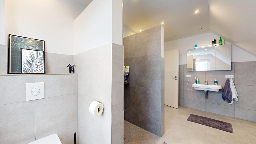 Großes Badezimmer (OG)