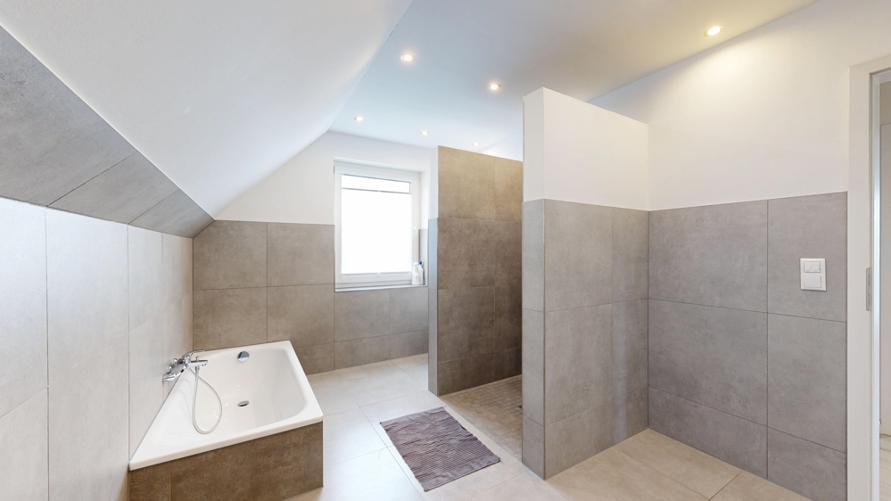 Großes Badezimmer (OG)