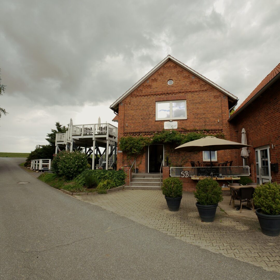 Backsteingebäude mit Terrasse in Drage – Immobilienmakler Drage - Neubauer Immobilien