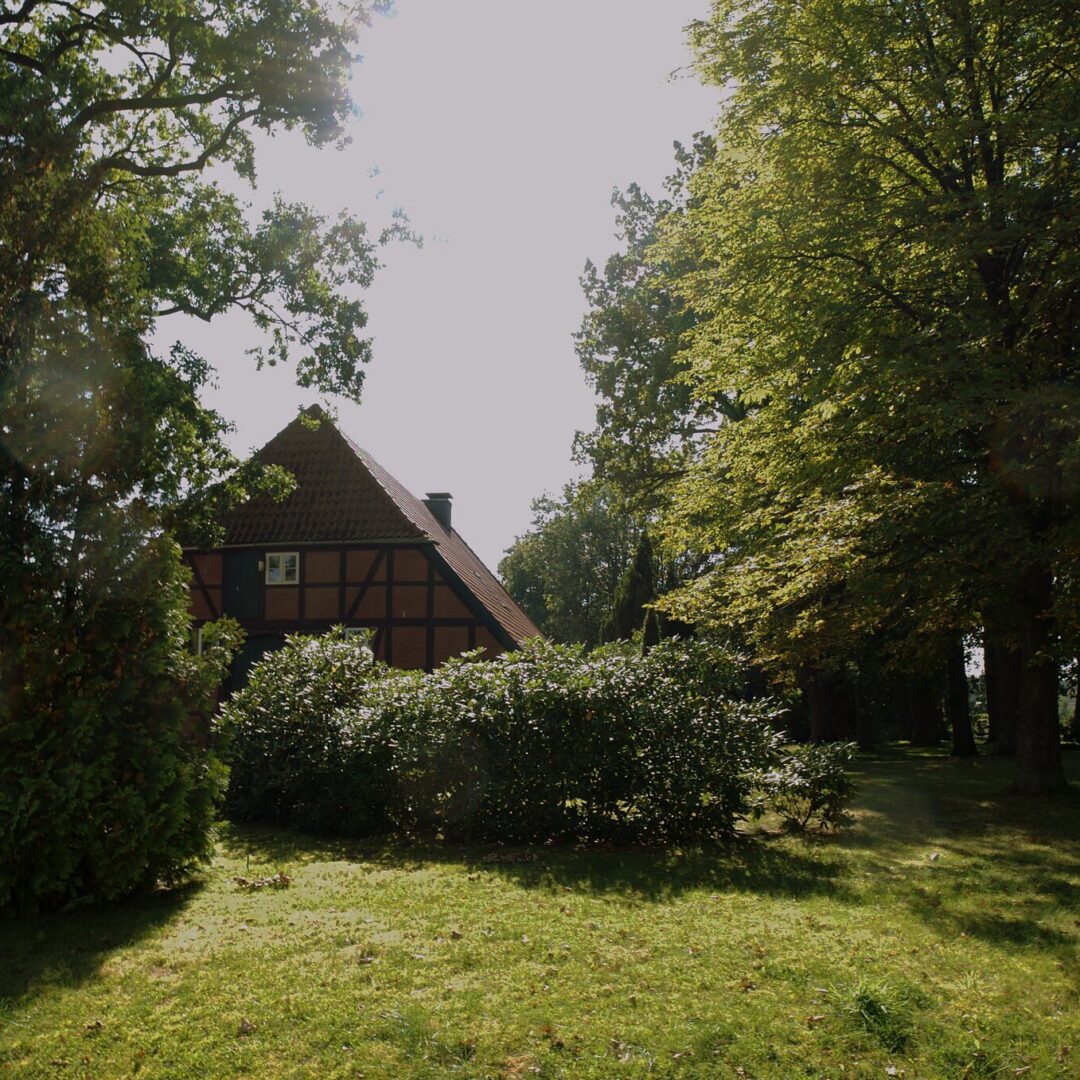 Wohnhaus unter alten Bäumen in Garstedt – Immobilienmakler Garstedt - Neubauer Immobilien