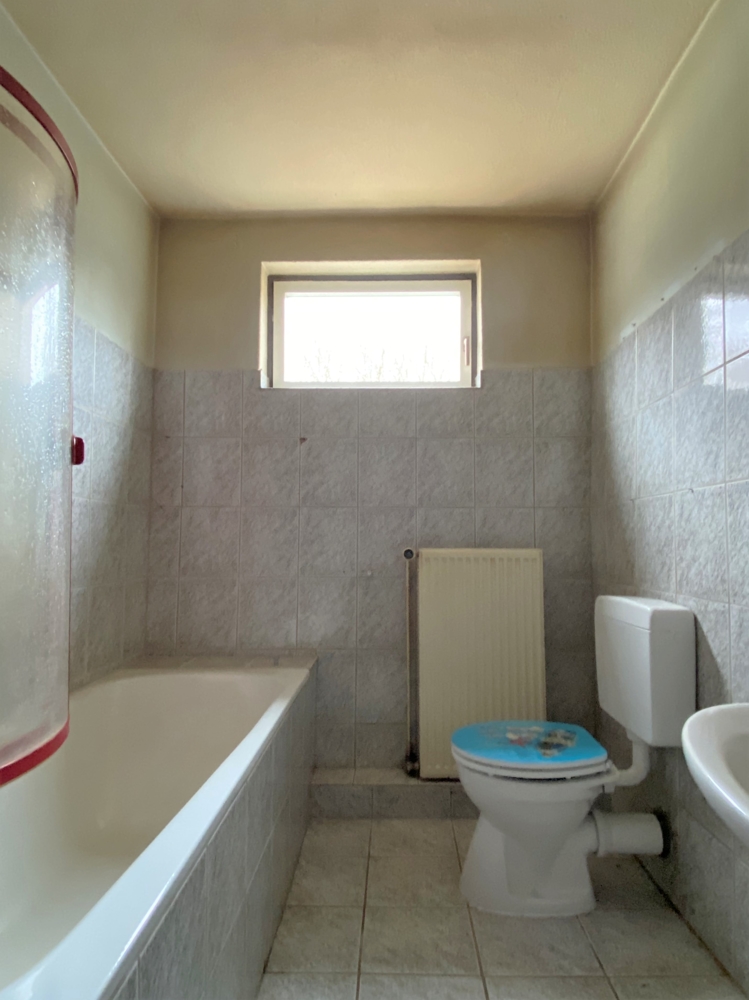 Handwerker aufgepasst - Zweifamilienhaus in Tespe mit viel Potenzial - Badezimmer Wohneinheit hinten
