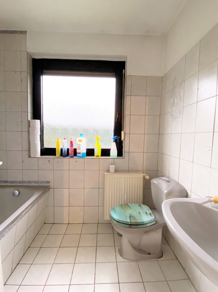 Handwerker aufgepasst - Zweifamilienhaus in Tespe mit viel Potenzial - Badezimmer Wohneinheit vorne